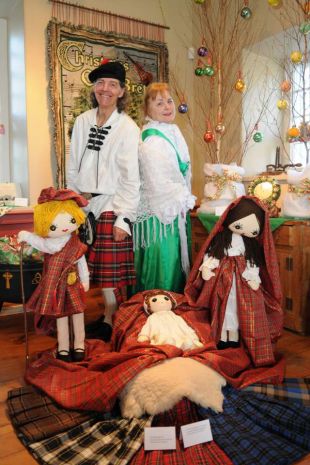 Carmelle Pelletier et Marcel Bourgeois ont partagé une partie de leur collection de crèches de Noël avec 975 visiteurs.(Photo d'archives : Ghyslain Bergeron)