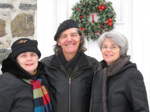  Judith Douville, chargée de projet au Musée de la mémoire vivante, a fait un arrêt au Manoir Trent pour visiter l'exposition de crèches de Noël présentée par Marcel Bourgeois et Carmelle Pelletier.    